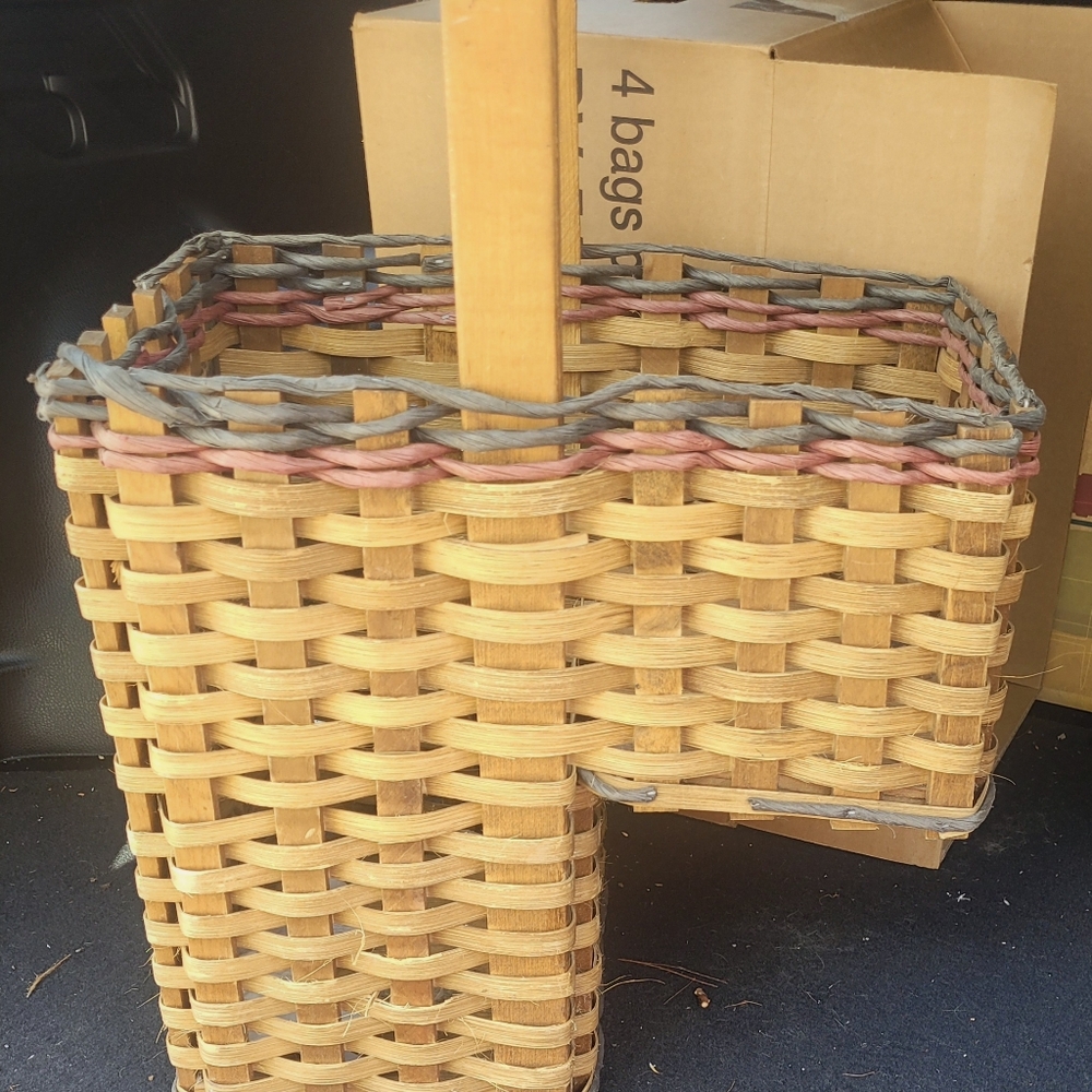 Wicker staircase basket with handle